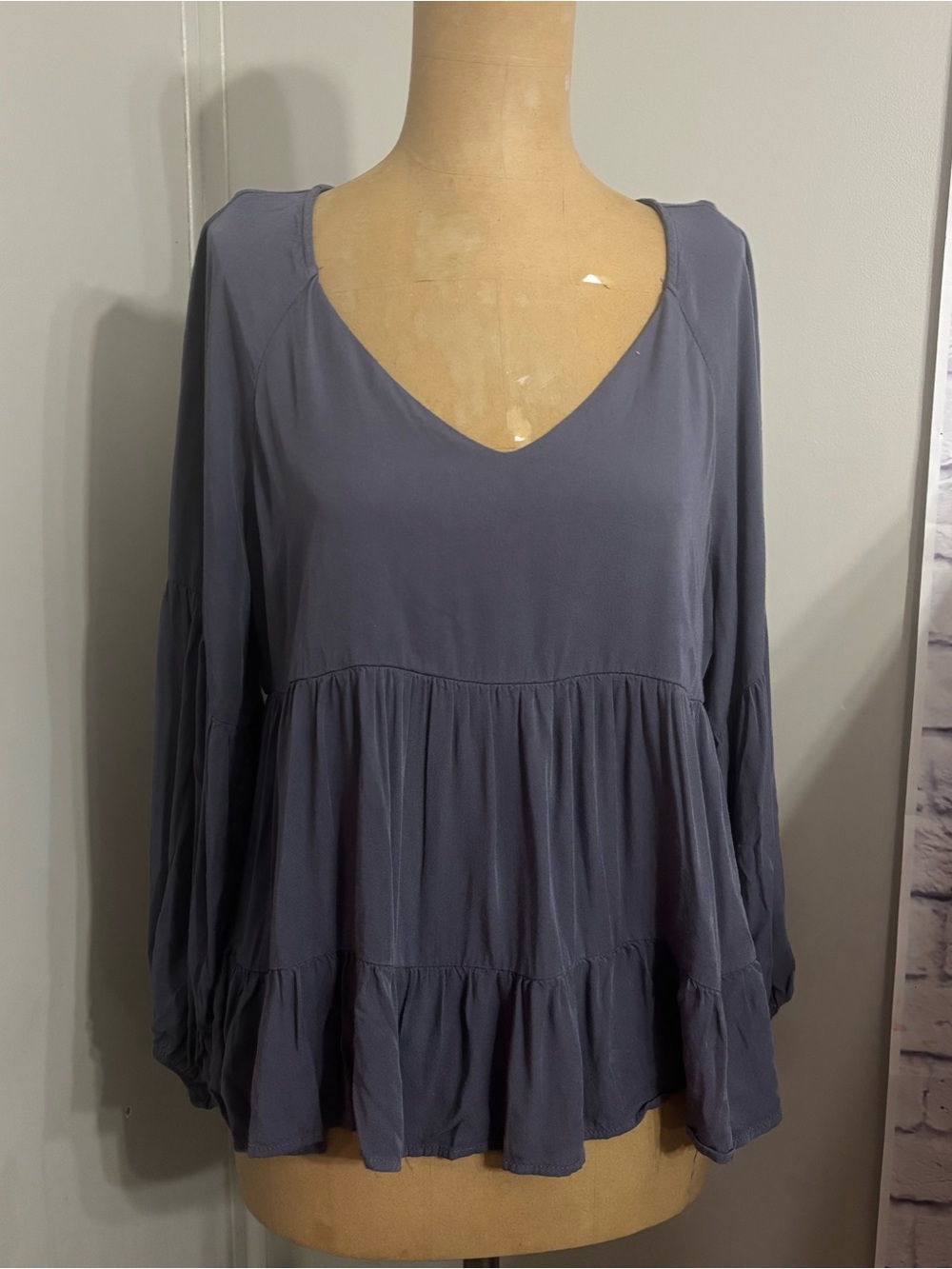 ANDREE BY UNIT Slate Blue V‑Neck Tiered Peasant Tunic